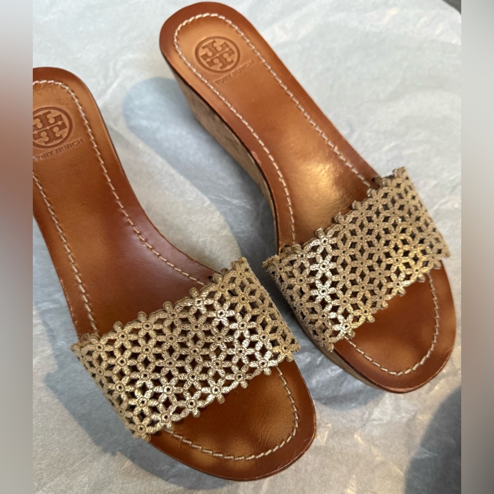 Tory Burch Daisy Floral Perforated Cork Wedge Sandals | Gold | Size 8